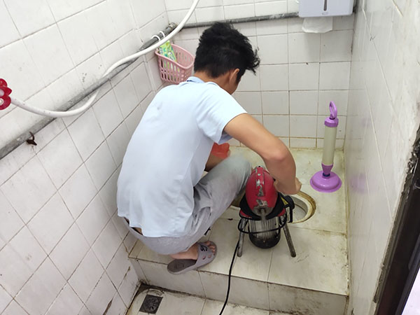 邵东肥皂掉到马桶里把马桶堵住了怎么办？马桶堵住了怎么办